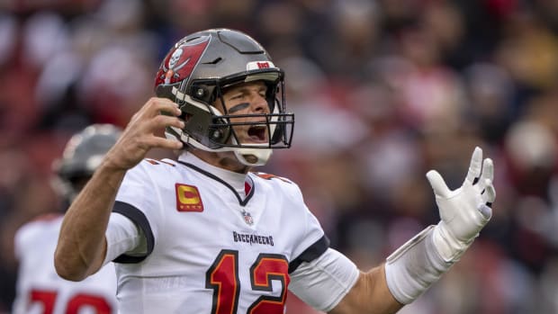 Tom Brady con el uniforme de Tampa Bay Buccaneers gritando